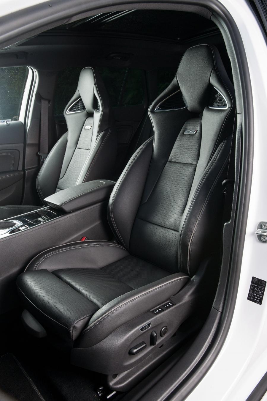 Интерьер Vauxhall Insignia GSi Sports Tourer 2018 года  (фото 4 из 19)
